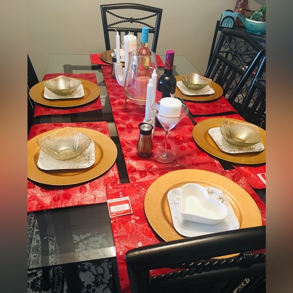 Holiday Time Table Runner with 6 (six) Matching Place Mats. - Picture 4 of 8